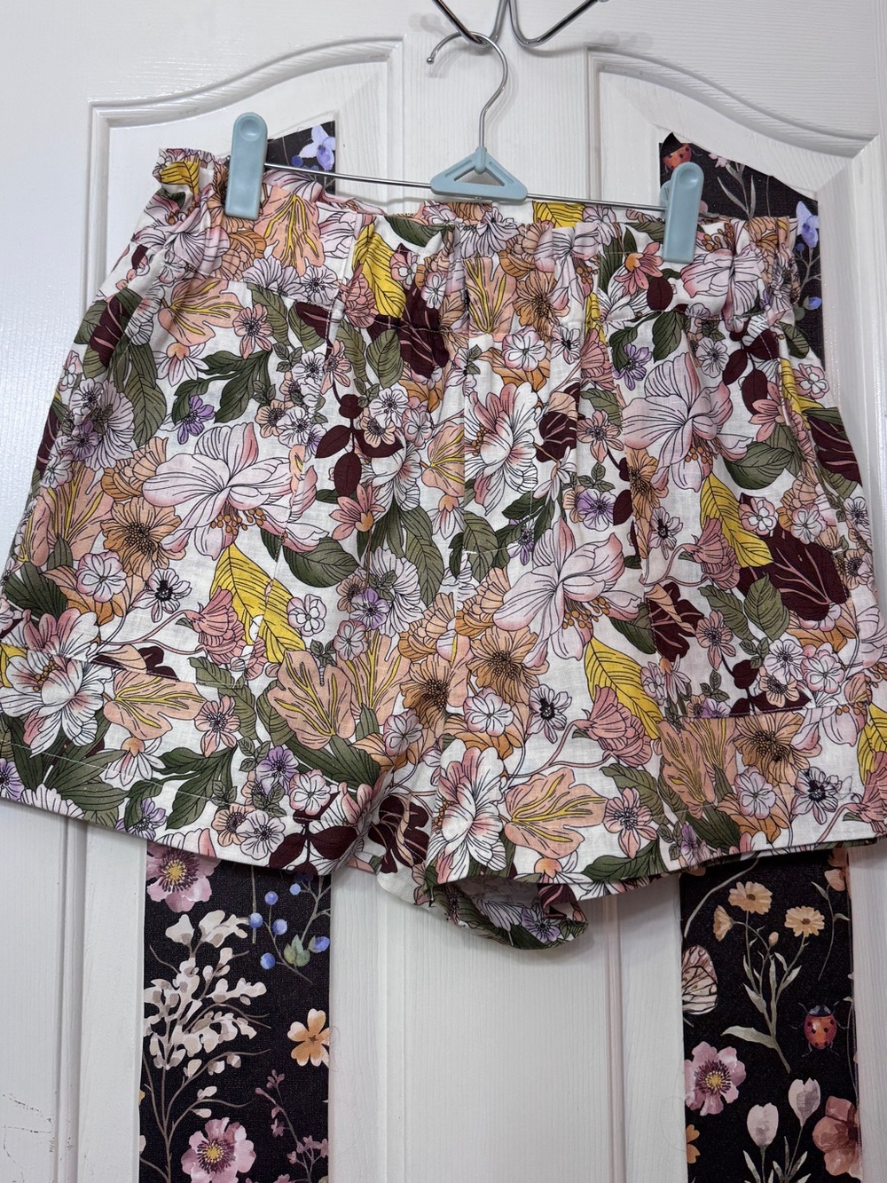 A Loves A Pleated Floral High-Waist Women’s Shorts in Pink Multi